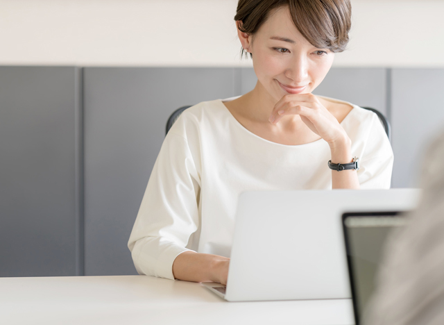 転職エージェントを選ぶ女性