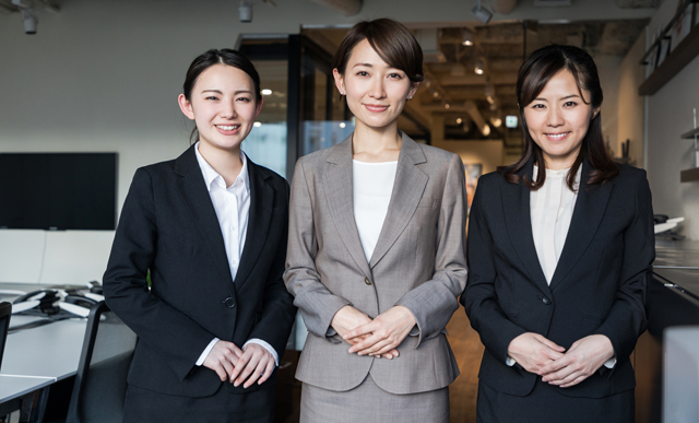 スーツを着た女性