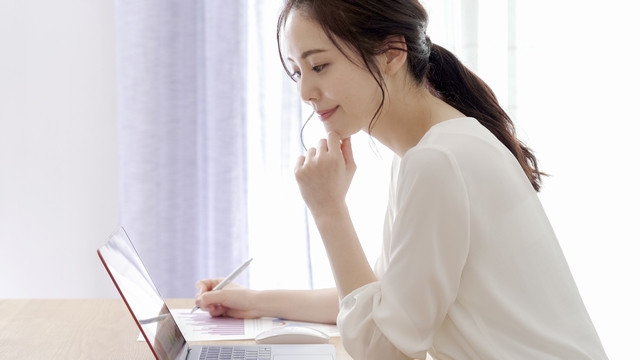 転職口コミを読む30代女性