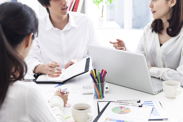 介護スタッフの採用を検討する人